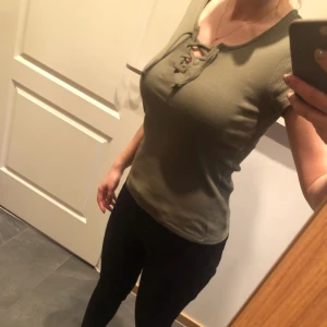  - Funkar även som liten M storlek; snyggt med ljust blåa jeans 