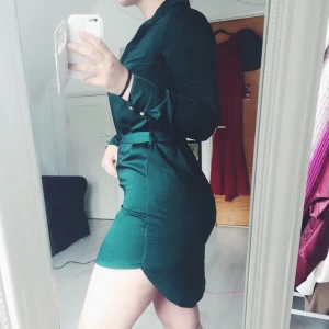  - Supersnygg grön klänning i silke. Använd en gång men säljer pga för liten för mig (vilket ksk syns på bilderna;). Storlek 40 men skulle säga att den passar 38-36 bättre. Frakt tillkommer (45 kr)