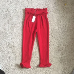  - En par fina kostymbyxor från Nelly! Aldrig använda då dom var lite för små på mig. Köparen står för frakten, annars möts jag upp i Falun! 🌟💋😬
