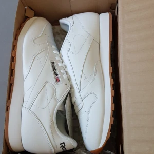  - Splitternya reebook Classic.  Köparen står för frakten. 