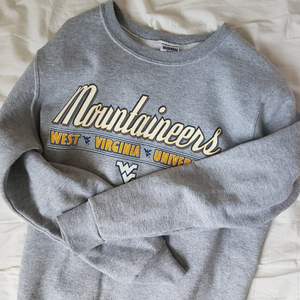 Vintage sweater köpt på brodway and sons i Gbg. Står att det är en M men det är en XS.  