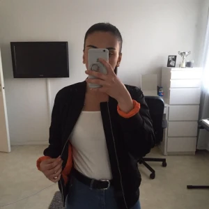  - Säljer en svart bomber jacka i fint skick! Storlek S!