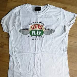 Friends tshirt, från OVRHYPD. aldrig använd. Frakt ingår.