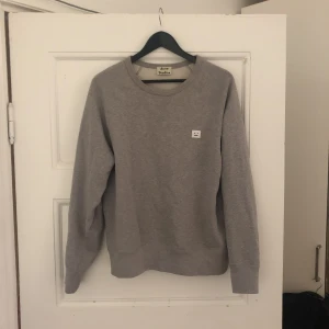  - Sweatshirt från Acne. Large men liten storlek så funkar också på en som har M, använd max 10 gånger.   Bara STHLM, postar inte!