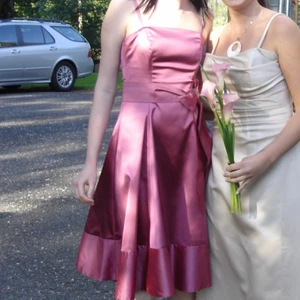  - Perfekt till bröllop, bal eller fest! Använd en gång, så i nyskick. Använd med eller utan bandet. Stöttande struktur i sömmarna för en vacker figur. Har inte de tunna banden. Nypris 2,000kr. Från London.  Har Swish. Kan skickas. Djur- & rökfritt hem.