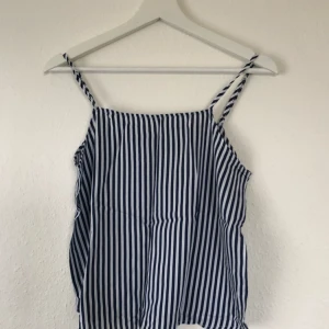  - Linne från H&M. Blå och vit-randigt. Jätteskönt och tunt material. Köparen står för frakt (30kr)