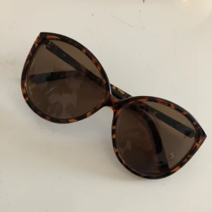  - Aldrig använda solglasögon ifrån mango. Kan mötas upp i göteborg eller skicka dom men då betalar köparen frakten. Säljer massa grejer så gå gärna in och kolla på sida! 🌸