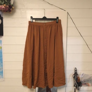  - Cool knälång kjol som jag knappt har använt! Storlek 42 och köpt på Monki