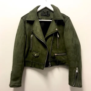 - Mockaimitation biker jacka i storlek M från Zara säljes för 350kr. Frakt ingår inte i priset.   Jackan är kort och passar M-S