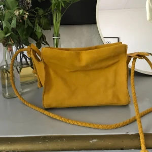  - Snygg väska från Zara. Sålde slut snabbt. Några fläckar bak på väskan från något litet party. Höjd-16 cm, längd- 22, djup-8. Skickar gärna