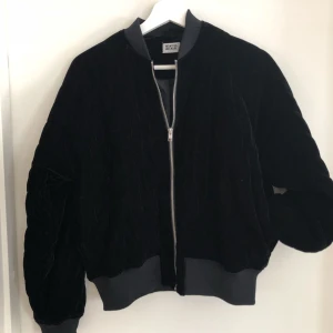  - Sammet bomber. Aldrig använd 