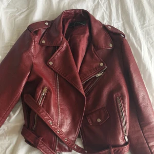  - As ball skinnjacka som använts ett par gånger. Säljs då den inte kommer till användning. Lite kortare i modellen.