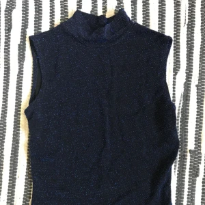  - Fin party topp blå med glitter. Halvpolo. Frakt 18kr.
