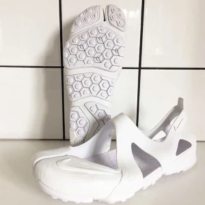  - Nike Free Rift. Nästan oanvända. Har suttit på skyltdocka under utställning. Storlek US 10. Med kartong. 400kr.  