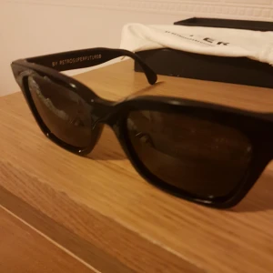  - Americá Black solglasögon från Retrosuperfuture handgjorda i Italien fick de som present så har ingen kvitto men vet att de var jätte dyra