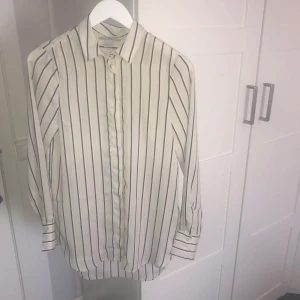  - Oversize-skjorta från H&M. Sparsamt använd.