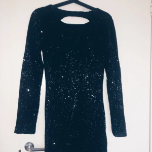  - Paljettklänning från Gina Tricot  Tight  V ring baktill