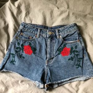  - 🌹Skitsnygga shorts från monki!🌹storlek 25 eller XS. Använda endast ett par fåtal gånger! Kan mötas upp eller frakta (köparen står för frakten) :)