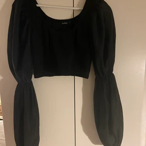 Topp med tröja  - En jätte fin crop Top. Tröjan har puffärmar i meshtyg. Frakten ligger på 40kr, Köpare står för frakt. 💖💖