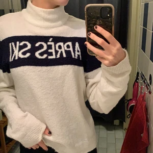 Varm mysig polo  från Gina!  - Passar till allt! Köpt från Gina <3 Den är lite stor så skulle passa om man har M/L också men jag som har S kan också ha den berorende på hur man vill att den ska sitta på. 