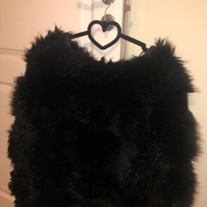 Pälsjacka - 200 kronor! Använt inte alls många gånger, 3-5 om jag ska gissa. Inköpt för ett år sen. Storlek S men passar en M 