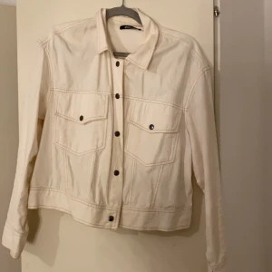 Söt tunn jeansjacka   - En söt vit jeansjacka, köpt på Gina för något år sen men aldrig kommit till användning. Tycker inte de är min stil längre. 