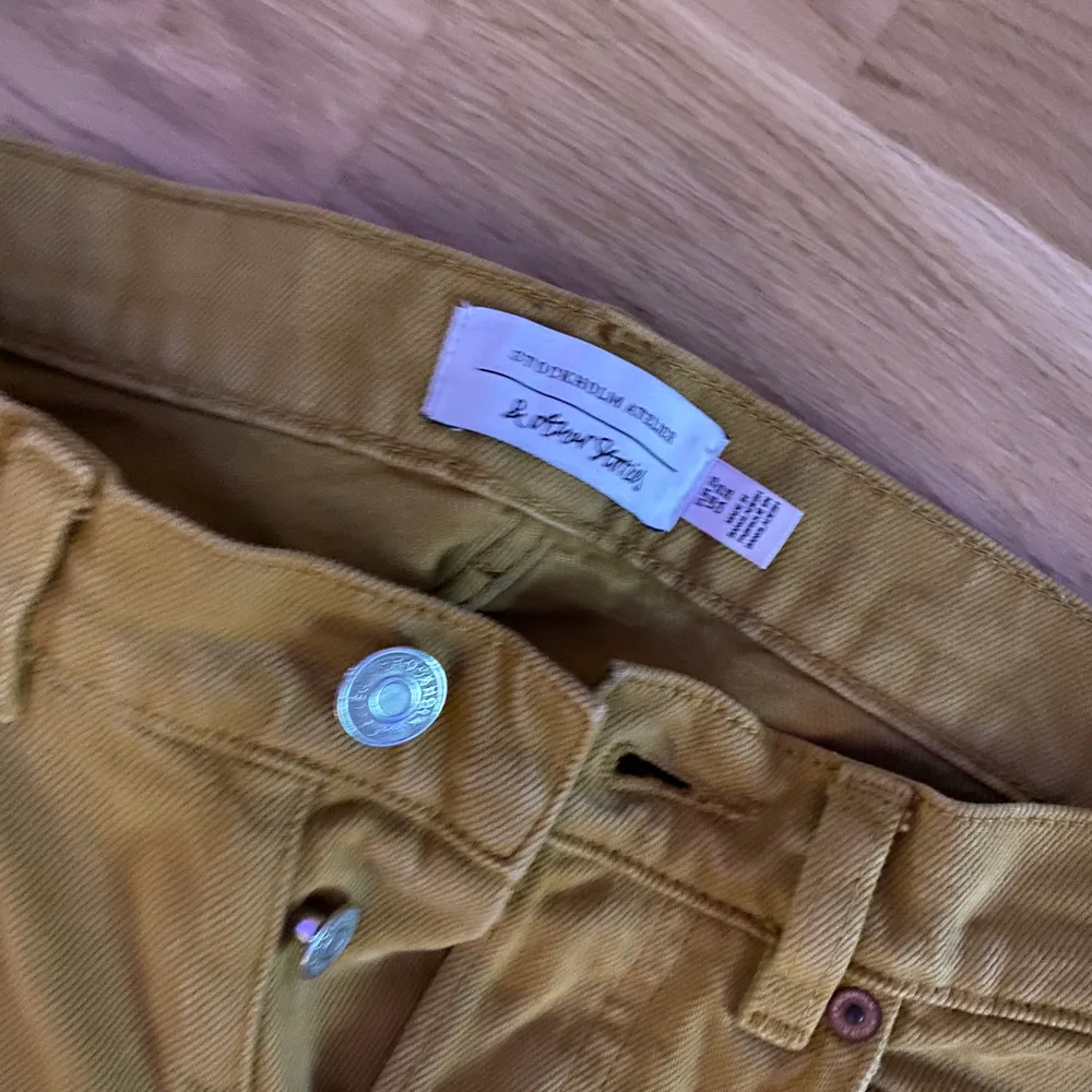 Säljer nu mina byxor från &otherstories då de nu blivit för små:/. Frakt är 79kr💞 De är raka i modellen, och sitter väldigt smickrande🙂 Köptes för 690kr.. Jeans & Byxor.