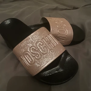 Moschino tofflor  - Helt nya 