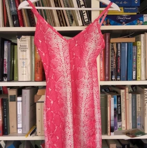 Rosa klänning från JFR.se - Använd 1 gång, säljer pga att den är för liten för mig, passar storlek XS-S! Snygg och passar bra till fest:) 