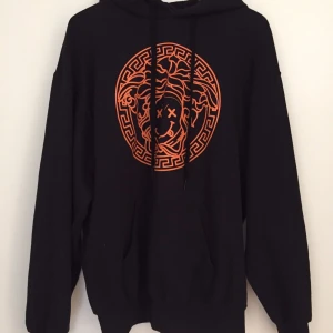 Silvana imam merch - Skit snygg och skön tjocktröja som sitter snyggt oversized på mig som är storlek small. Frakt tillkommer