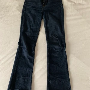 SNYGG JEANSBRALLA - Snygga byxor med mörkblå tvätt. Dess byxor är verkligen jättesköna och så mjuka/ stretchiga. Har tyvärr vuxit ur dem.