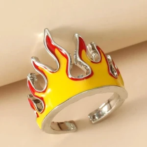 Eld ring justerbar  - Säljer denna ring som inte kommer till användning! Så cool😝😝😝100kr först till kvarn inkl frakt! (Den är justerbar)