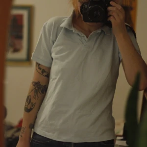 Pikétröja  - Ljusblå pikétröja 