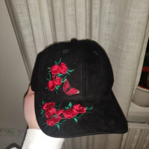 Faux suede keps med brodyr - Kepsen är från Missguided. Materialet är i faux suede och den pryds av blommig brodyr på framsidan samt en text på baksidan, går att spänna åt! 20kr + 22kr frakt 🤩