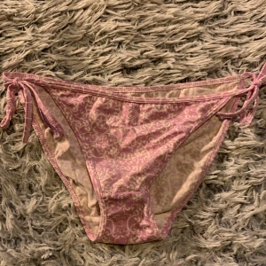 3 bikini underdel  - 3 st bikinis underdel för bra pris! Man kan köpa en för 20kr + 45kr frakt 