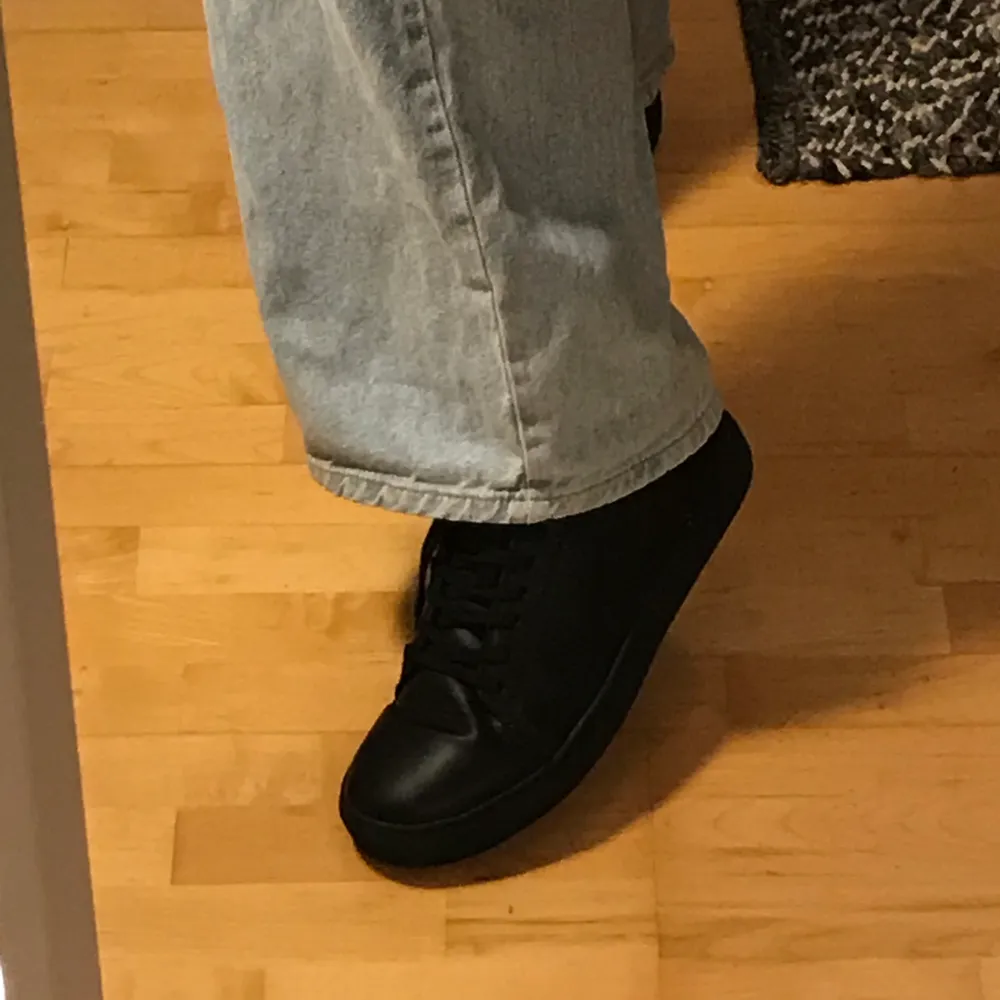Svarta, skinnimiterade skor. Väldigt bra skick. Min bror köpte skorna på herravdelningen, men har passat superbra på mig med. Frakt ingår inte.. Skor.