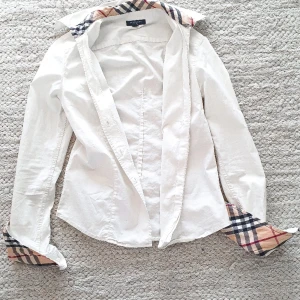 Burberry skjorta dam strlk xs (34) - Använd 3 gånger, som ny. Gått upp i vikt så kan inte använda den längre tyvärr. Nypris över 2000kr