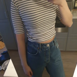 Randig croptop från bikbok - Randig croptop från bikbok. Varit favorit tröjan men den är nu tyvärr för liten för mig.