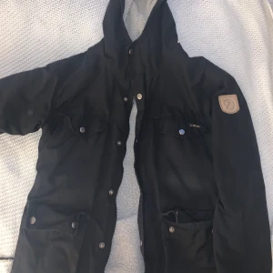Fjällräven greenland jacka - Säljer min fjällräven jacka i storlek XS men passar även mig som är S, bra skick. Inga fläckar, hål eller tecken på skador och slitage. Lite nopprig inuti som teddyfleece blir men inget som stör. Kan mötas upp i Kalmar annars betalar köparen frakten. 