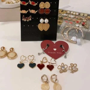 S925 örhängen - Säljer massa( äkta )sterling silver 925 örhängen.     helt nya❗️ och absolut oanvända  (i affären så säljer dom sterling silver 100kr 🆙 ni kan gå checka) ❤️ frakt 15 kr 📦  (om ni ärligt vill ha skriv DM! Oseriös köpare blockeras 🙄🥺❌ ) 💵pris 89-95kr /st