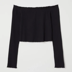 Off shoulder topp - Säljer denna topp från Hm för den är för liten för mig. Jätte fint skick! Frakt tillkommer och priset kan diskuteras eftersom att allt ska bort, tror frakten ligger på 51 kronor