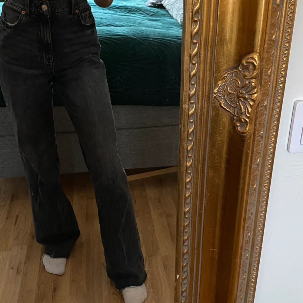 Säljer mina favvo jeans nu ifrån zara, super bra skick och insydda i midjan (65 cm). Köparen står för frakt 💕💕💕. Jeans & Byxor.