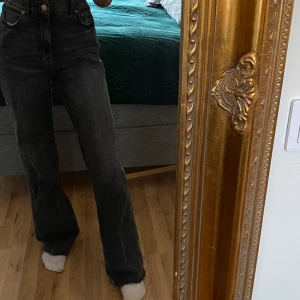 Raka zara jeans - Säljer mina favvo jeans nu ifrån zara, super bra skick och insydda i midjan (65 cm). Köparen står för frakt 💕💕💕