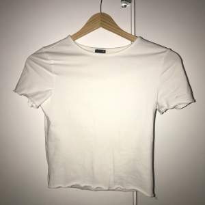 Säljer min jättegulliga vita t-shirt. Storlek XS. 60kr +frakt! 🥰 