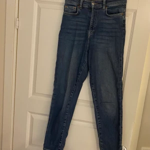 Mom jeans stl 36 Gina tricot✨ - Väldigt fina mom jeans från Gina. Bra skick, lite slitna längst ner på byxbenet! Nypris 549kr mitt pris 180kr💙💫 