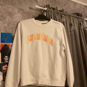 Hov1 merch - Jag säljer nu min hov1 merch då jag inte lyssnar på dom längre, tröjan är sparsamt använt och har använt den 4-5 ggr. Den är inte nopprig och har inga skador. Tröjan sitter oversized och passar nog på alla från xxs-m beroende på hur man vill att den ska sitta. Kom med bud ❤️ köpte även tröjan för 600kr.