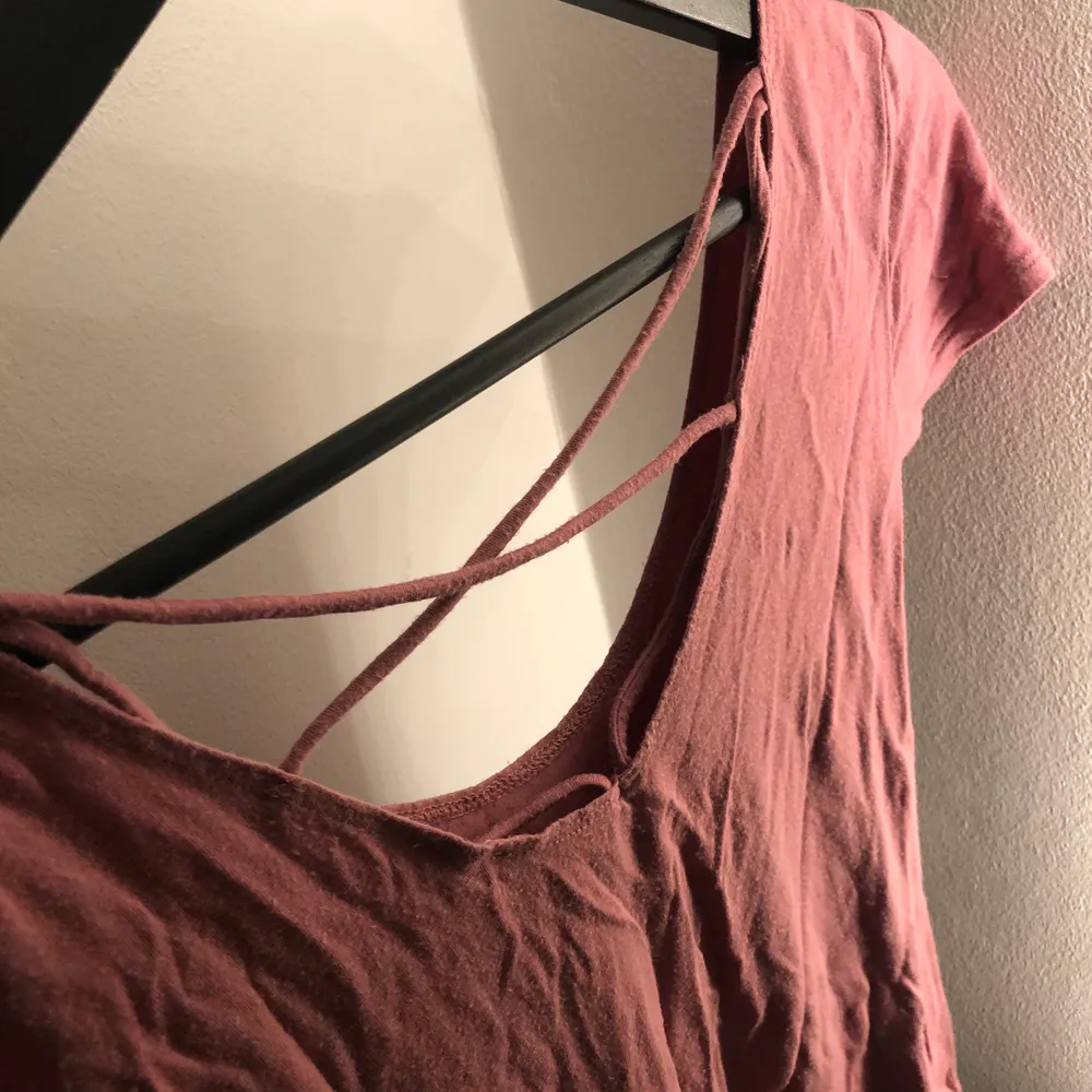 tshirt med superfin rosa färg, öppen i ryggen som man ser på bilderna, vet ej märke. T-shirts.