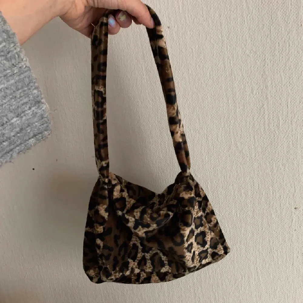 Jättesnygg egensydd leopardväska med blixtlås som jag köpte här på plick i somras. Säljer för att den tyvärr inte kommer till användning längre ❤️❤️ Köparen står för frakten och ifall flera bilder önskas så är det bara att kontakta! . Väskor.