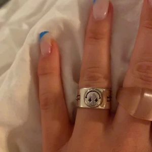 Smiley ring - Säljer nu min helt nya smiley ring! Den är i silver och justerbar. BUDA I KOMMENTARERNA ledande bud:90kr köp direkt för:150kr