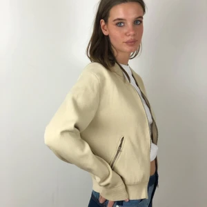 vintage acne studios jacka - beige vintage acne studios jacka🤍 skriv för fler bilder! skick: 8/10. passar strl xs-m.